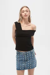 Top negro de poliéster, al cuerpo y con cuello asimétrico.