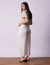 Pantalón wide leg color beige, marca Ninety. Con pretina ancha elastizada y lazo de ajuste.