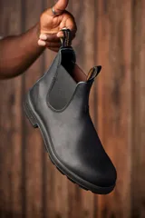 Bota de cuero negro premium aceitado, con elásticos a los lados y suela de TPU antideslizante.