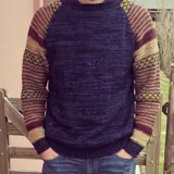 Sweater de lana merino con diseño de rayas horizontales en azul, bordó, mostaza y camel.