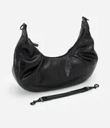 Bolso tipo baguette pequeño color negro con textura croco, correa de mano fina desmontable y cierre de cremallera.