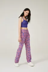 Pantalón de tiro alto con estampado floral en tonos rosados y azules, de corte recto y holgado.