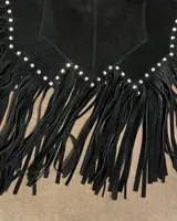 Chaleco negro de cuero vacuno con flecos y tachas plateadas.
