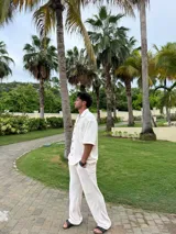 Pantalón largo color crema de chenille, corte recto y holgado.