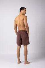 Short de baño gris con cintura elastizada y cordón ajustable. Tiene bolsillos laterales y logo de la marca en la pierna derecha.