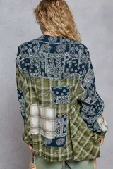 Camisa de manga larga con cuello y corte relajado, confeccionada en tela a cuadros con parches de patrón en bloques de color y lavado vintage.