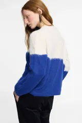 Pantalón de pana negro con cintura elastizada y cordón de algodón. Cuenta con bolsillos laterales, un bolsillo trasero y el patch característico de Polonio.