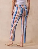Pantalón recto de gabardina elastizada con estampado floral multicolor. Pretina ancha elastizada. Marca Zac & Rachel.