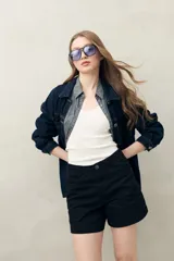 Short color beige de algodón, con tiro medio, cinco bolsillos y terminación limpia.