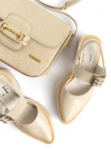 Zapato de cuero color beige con punta redondeada, taco cuadrado y correa con hebilla.