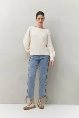 Sweater negro tramado de silueta relajada, con combinación de texturas en el tejido y mangas abullonadas con puños elastizados.