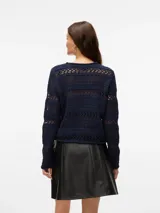 Sweater azul marino de punto calado con cuello redondo y mangas largas.