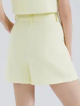 Short de vestir rosado con pinzas, bolsillos laterales y trabillas para cinturón.