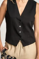 Chaleco negro con escote en V y cierre frontal con botones.