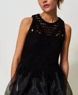 Vestido corto negro con top de popelina y punto bordado, falda globo de organza fruncida con forro y sin mangas.