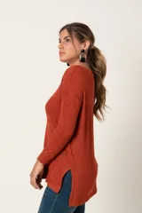 Remera de imitación corduroy en color marfil, con escote en V y tajos en los costados.