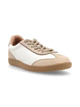 Zapatillas acordonadas doradas de cuero, con suela marrón de goma.