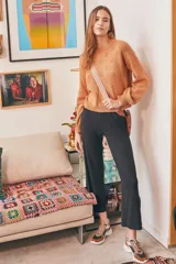 Pantalón negro de morley ecovero, corte wide leg y tiro alto, con tajos laterales.