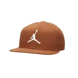 Gorra Nike Jordan Pro Cap roja con logo Jumpman bordado en negro.