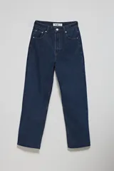 Pantalón de jean recto, color azul, confeccionado en 100% algodón, con acabado clásico.