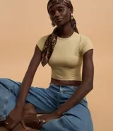 Blusa blanca de poliamida con cuello redondo y mangas cortas.