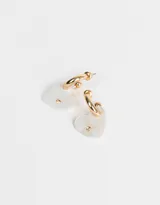 Aros tipo argolla dorados con dije de corazón de nácar y pequeño strass.