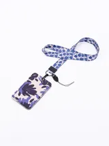 Llavero porta tarjeta con cinta estampada con diseño de hojas en tonos beige, azul y violeta.