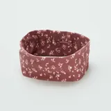 Diadema ancha de tela color borgoña con estampado de pequeñas flores rosas y beige. Accesorio para el pelo de estilo casual.