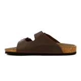 Sandalias de cuero color marrón con dos tiras ajustables con hebilla, plantilla de corcho y suela baja de goma.