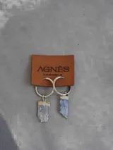 Aros colgantes con argolla plateada y dije de piedra natural rectangular color celeste.