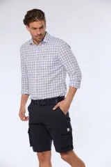 Bermuda cargo azul marino con cinto, confeccionada en 98% algodón y 2% spandex. Presenta bolsillos laterales tipo cargo con solapa y botón.