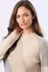 Buzo tejido de manga larga con cuello redondo, diseño a rayas horizontales en tonos beige, rosa y gris.