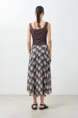 Maxi falda marrón con estampado escocés.