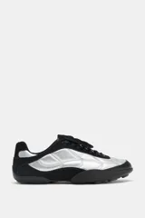 Zapatillas deportivas plateadas y negras con diseño acolchado y suela con relieve. Cierre con cordones y lengüeta.