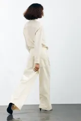 Camisa color crema de algodón y lyocell, con cuello solapa, manga larga con puños y bolsillo de parche en el pecho.