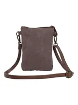 Cartera bandolera pequeña color lila con estampado floral multicolor. Tiene correa larga ajustable, cierre superior y bolsillo frontal con cierre.