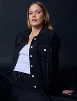 Campera liviana negra marca Ninety con abertura central con botones y bolsillos delanteros.