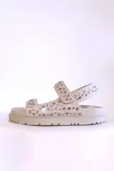 Sandalias negras con plataforma y apliques de strass.