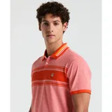 Polo de piqué color salmón con rayas horizontales naranjas y blancas en el pecho. Cuello y mangas con ribete naranja. Logo bordado en el pecho.