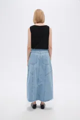 Falda midi de jean color blanco, con corte evasé y ruedo desflecado.