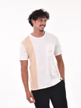 Remera negra de corte oversized con bolsillo en el pecho y detalle de bloque gris en el lateral.