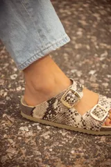 Sandalias con estampado de víbora, dos hebillas doradas ajustables, plantilla anatómica y suela de goma.