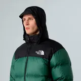 Campera puffer verde y negra The North Face modelo Retro Nuptse 700, con relleno de plumas, cierre frontal y cuello alto.