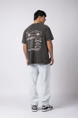 Remera gris con efecto lavado, cuello redondo y estampado con motivos de automovilismo.