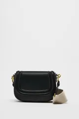 Bolso bandolera negro con solapa, asa de hombro de tejido tipo canvas y asa bandolera extraíbles y ajustables.
