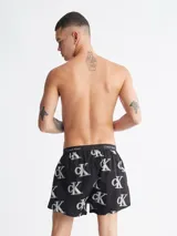 Boxer de algodón negro con estampado del logo de Calvin Klein en blanco y cintura elástica con logo en negro y rosa.