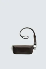 Funda de gafas de cuero marrón oscuro con cierre a presión y asa de mano.