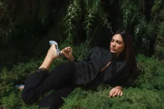 Cárdigan tejido con lurex y mostacillas, con escote en V y cierre frontal con lazo.