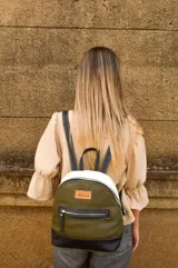 Mochila de cuero verde con detalles en blanco y negro.