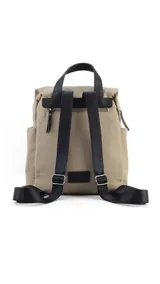 Mochila color beige de nylon con tapa y broche. Incluye bolsillos interiores, bolsillos laterales de fácil acceso, correas regulables y bolsillo en la espalda.